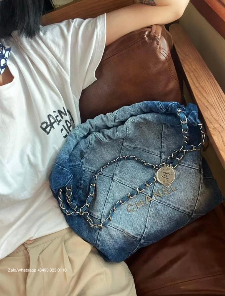 CHANEL 22 Small HANDBAG
Denim blue & dark-Tone Metal
Blue C2  -duoc-ban-tai-Hvip Bags & Accessories