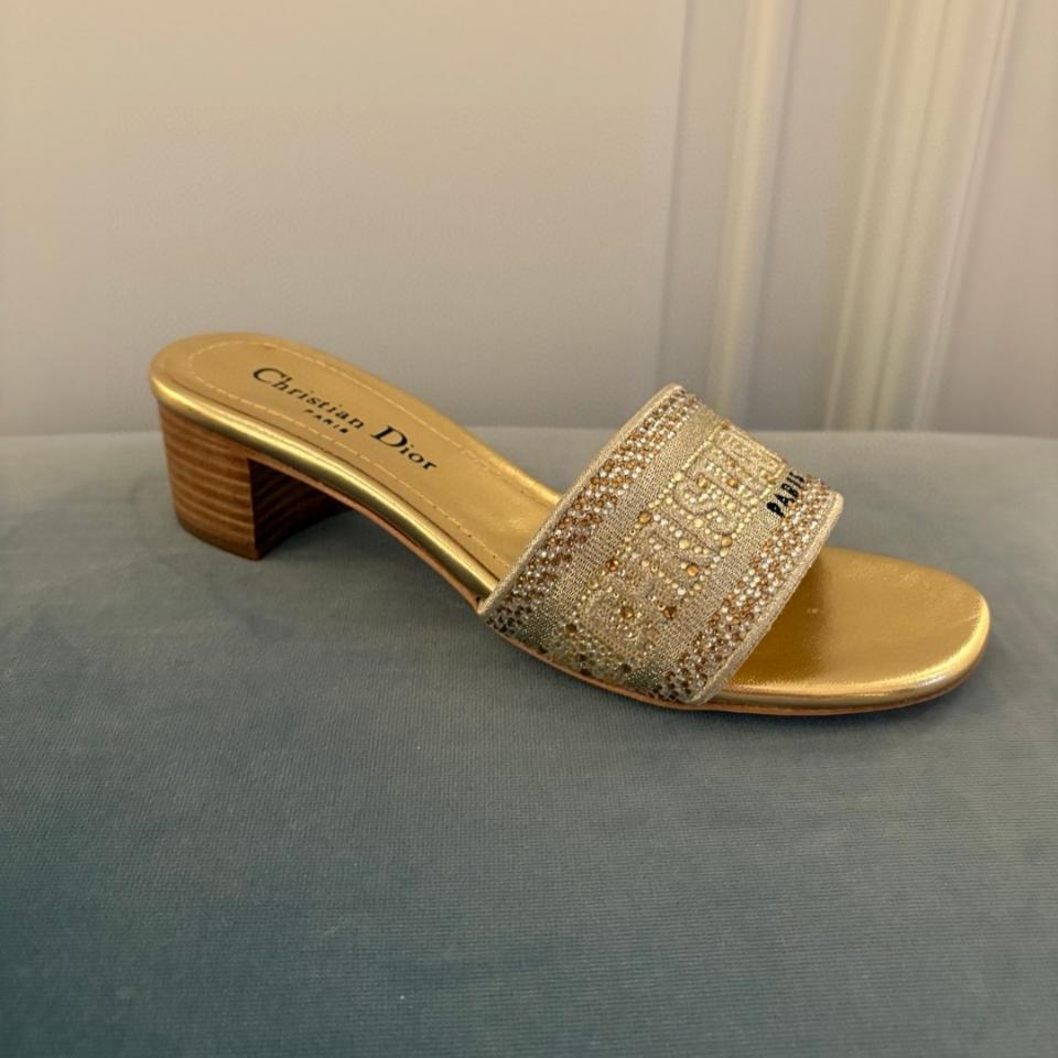 Dior Dway Heeled Slide
Gold Cotton Embroidered with Metallic Thread and gold-Tone Strass
KCQ860CHS-duoc-ban-tai-HVIP Shoes & Clothes