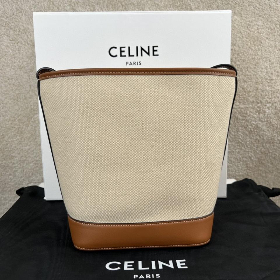 CELINE Mini BUCKET CUIR TRIOMPHE IN TEXTILE AND CALFSKIN
NATURAL / TAN 113782EFL-duoc-ban-tai-Hvip Bags & Accessories