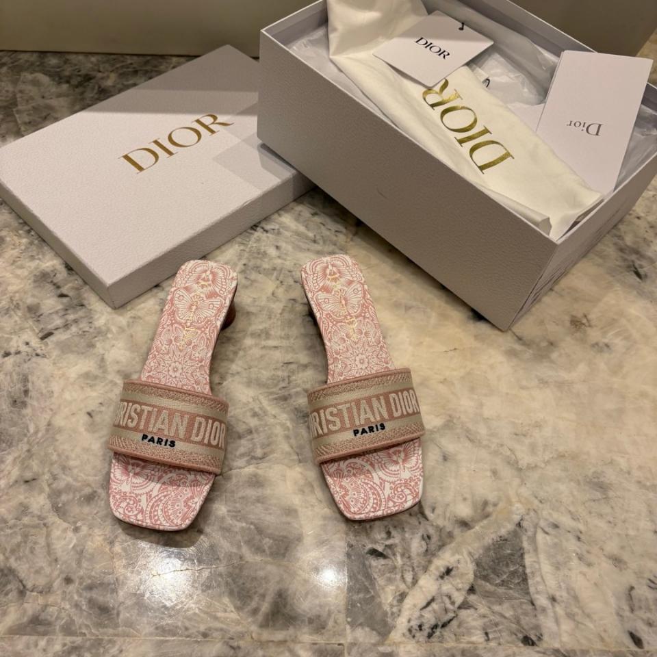 Dior Dway Heeled Slide
Embroidered Cotton and Peach Blossom Pink and White D-Butterfly Paisley Motif KCQ902ECB_S35P-duoc-ban-tai-HVIP Shoes & Clothes