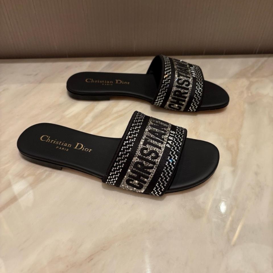 Dior Dway Slide
Black Cotton Embroidered with Metallic Thread and silver-Tone Strass KCQ209LCS -duoc-ban-tai-HVIP Shoes & Clothes