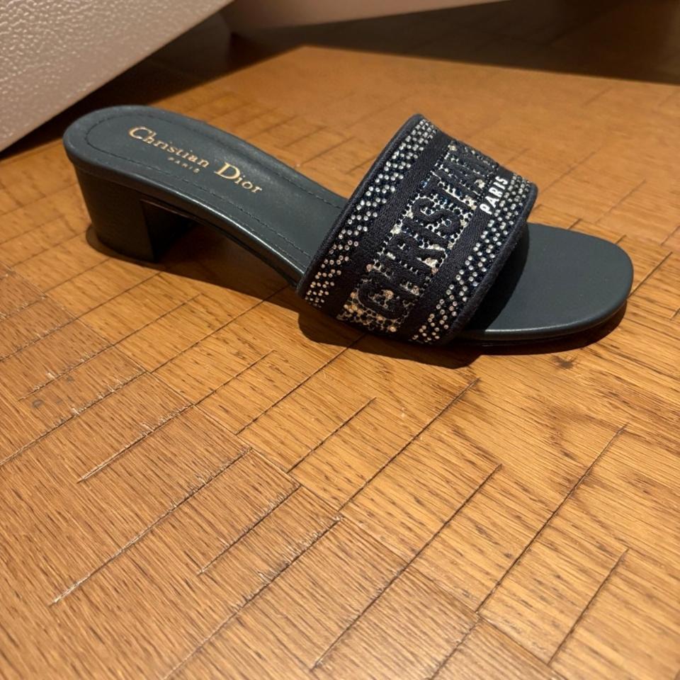Dior Dway Heeled Slide
Black Cotton Embroidered with Metallic Thread and black-Tone Strass
KCQ860CHS-duoc-ban-tai-HVIP Shoes & Clothes
