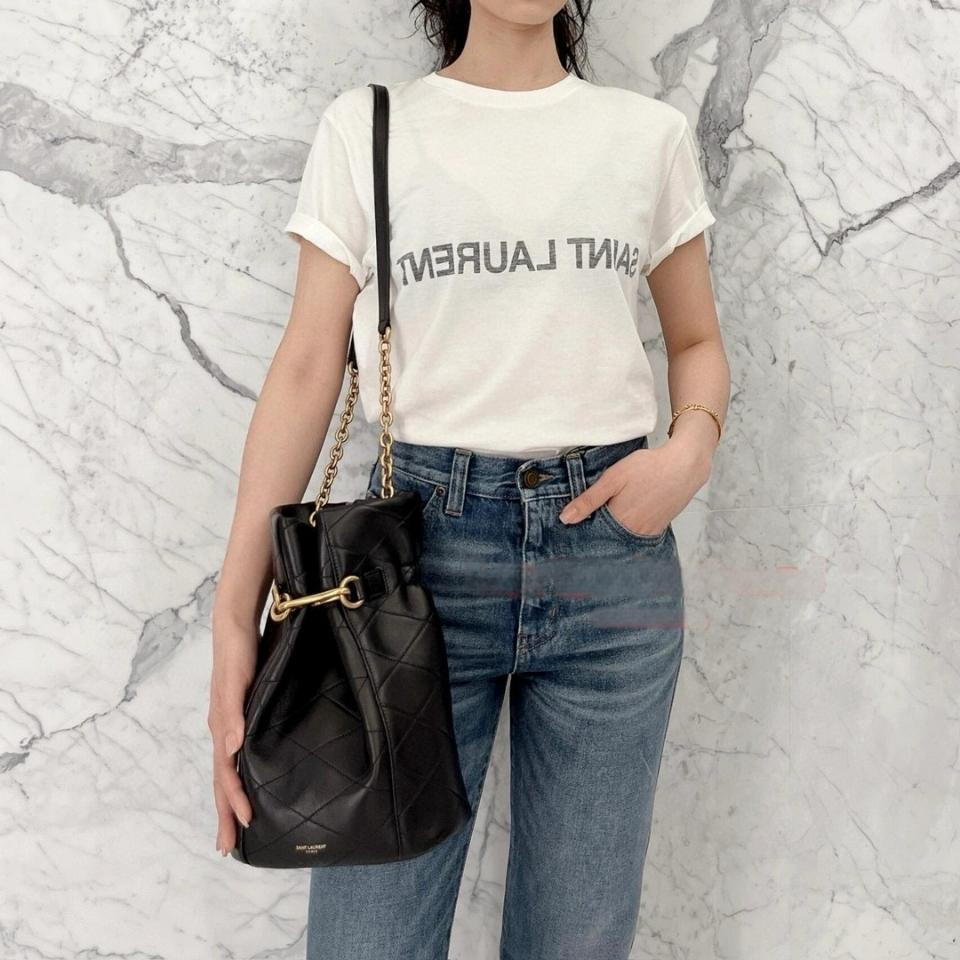 Ysl Saint laurent reverse t-shirt
NATUREL ET NOIR-duoc-ban-tai-HVIP Shoes & Clothes