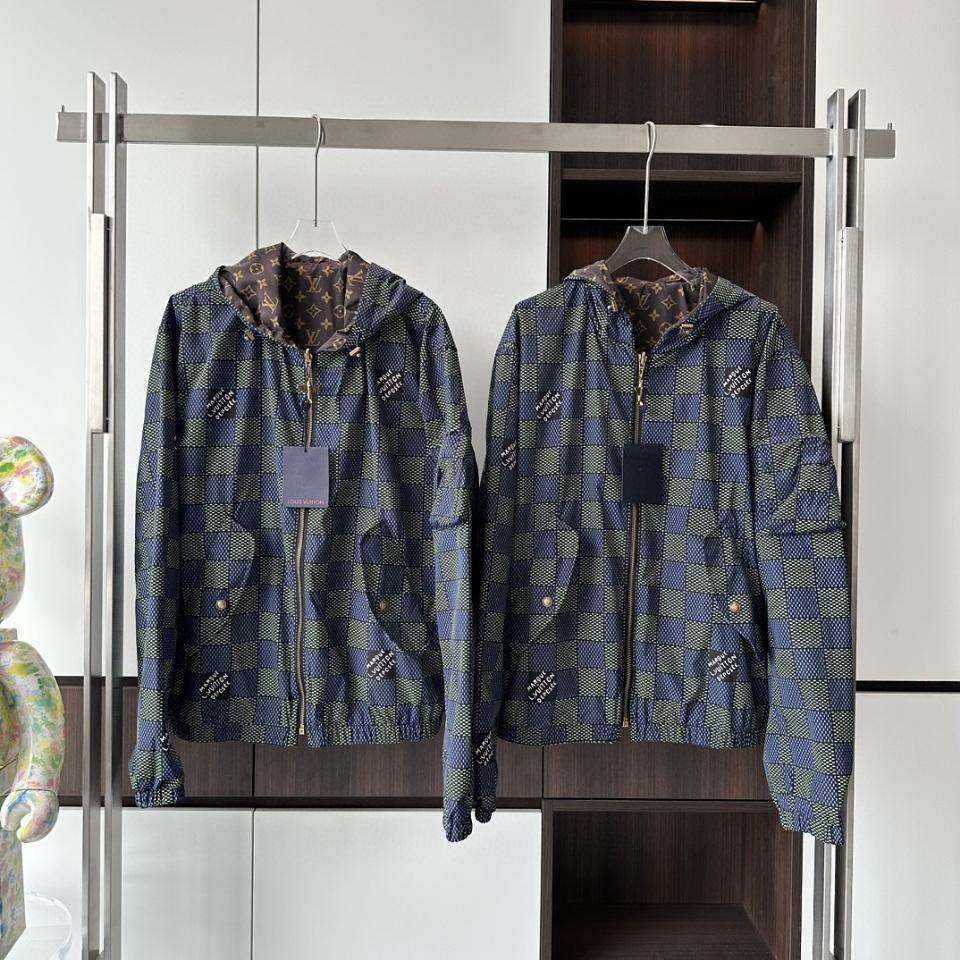 Louis Vuitton 1AHBIW
Damier Reversible Windbreaker-duoc-ban-tai-HVIP Shoes & Clothes
