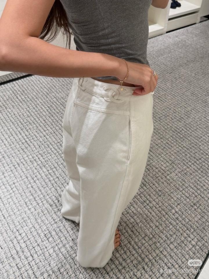 Chanel Jeans
 
Washed Denim 
White P79083-V71308-NADKJ-duoc-ban-tai-HVIP Shoes & Clothes