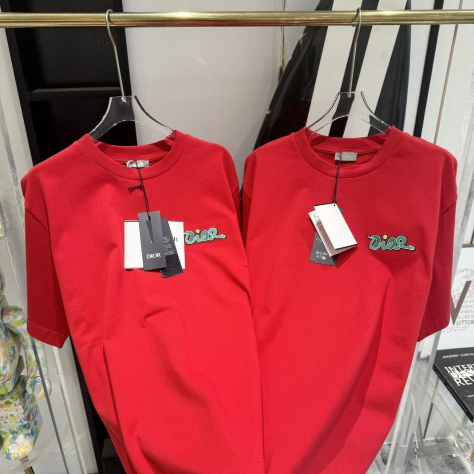 DIOR AND KAWS T-Shirt, Relaxed Fit
Red Cotton Jersey
513J696F0554-duoc-ban-tai-HVIP Shoes & Clothes