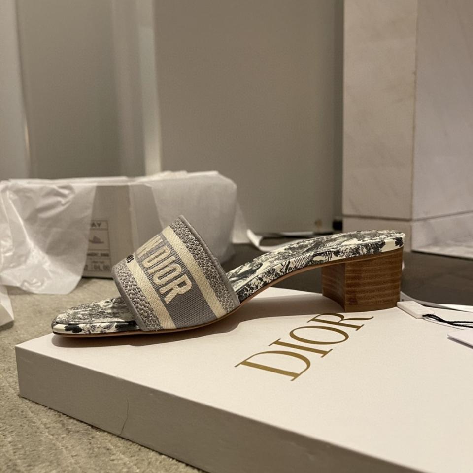 Dior Dway Heeled Slide
Gray Embroidered Cotton and Toile de Jouy Sauvage Motif
KCQ902TJE-duoc-ban-tai-HVIP Shoes & Clothes