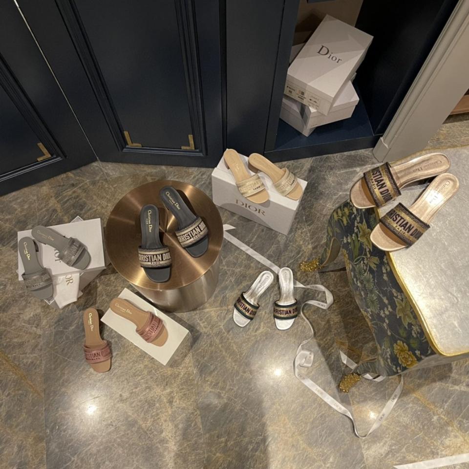 Dior Dway Heeled Slide
Nude Embroidered Cotton KCQ915ERC_S56B Sao chép-duoc-ban-tai-HVIP Shoes & Clothes