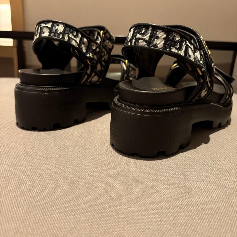 Dior Dioract Platform Sandal
Cotton Embroidered with Deep Blue Dior Oblique Motif
KCO058OLF_S10B-duoc-ban-tai-HVIP Shoes & Clothes