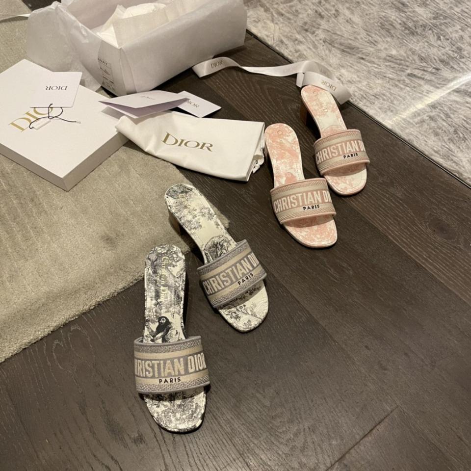 Dior Dway Heeled Slide
Gray Embroidered Cotton and Toile de Jouy Sauvage Motif
KCQ902TJE-duoc-ban-tai-HVIP Shoes & Clothes