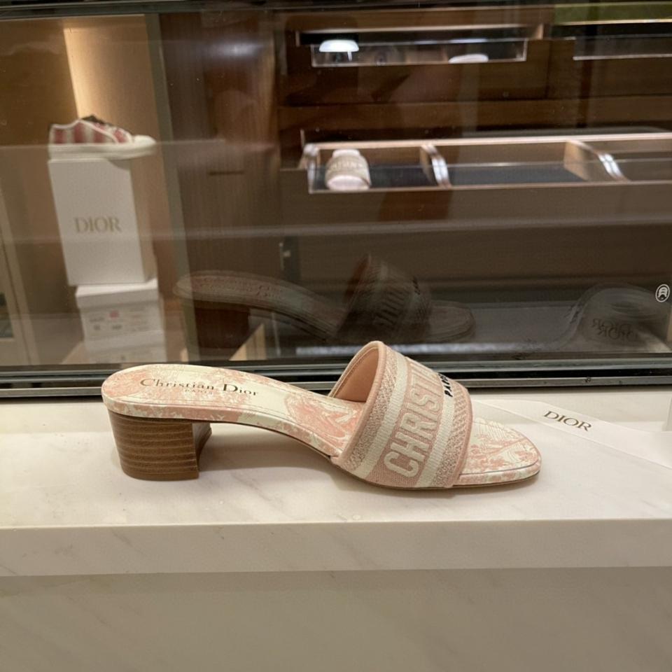 Dior Dway Heeled Slide
Pink Embroidered Cotton and Toile de Jouy Sauvage Motif
KCQ902TJE -duoc-ban-tai-HVIP Shoes & Clothes