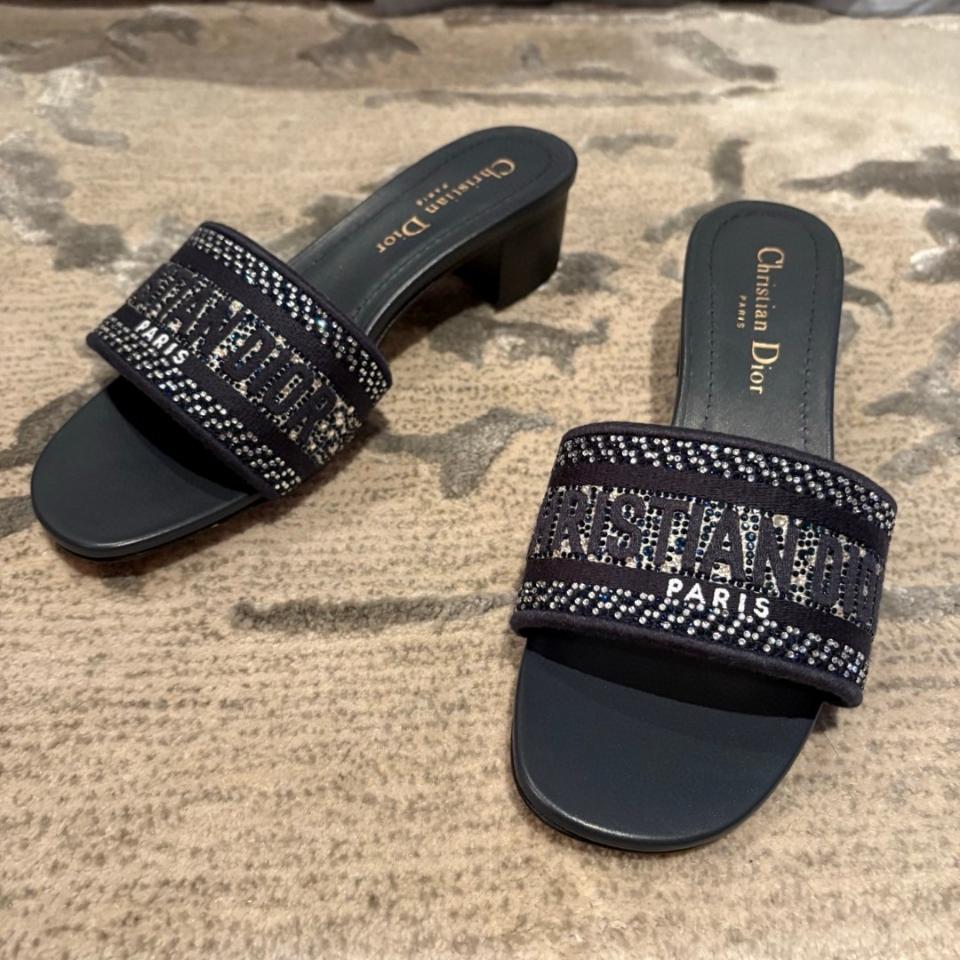 Dior Dway Heeled Slide
Black Cotton Embroidered with Metallic Thread and black-Tone Strass
KCQ860CHS-duoc-ban-tai-HVIP Shoes & Clothes