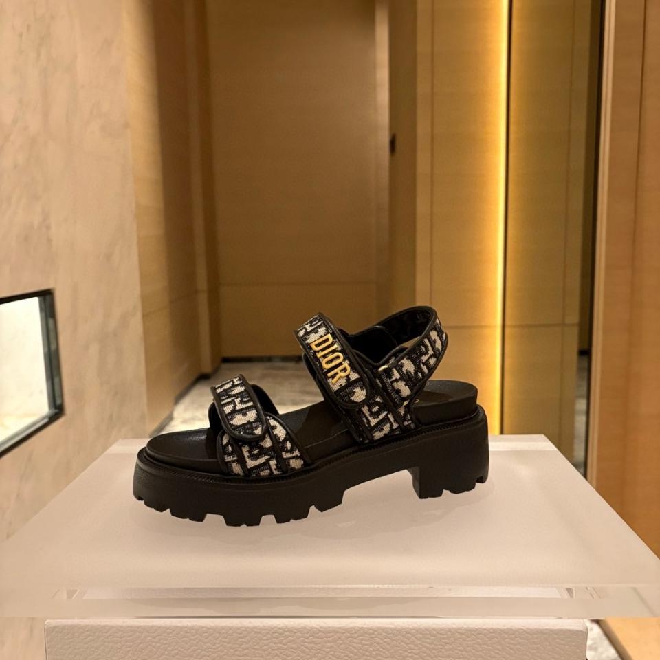 Dior Dioract Platform Sandal
Cotton Embroidered with Deep Blue Dior Oblique Motif
KCO058OLF_S10B-duoc-ban-tai-HVIP Shoes & Clothes
