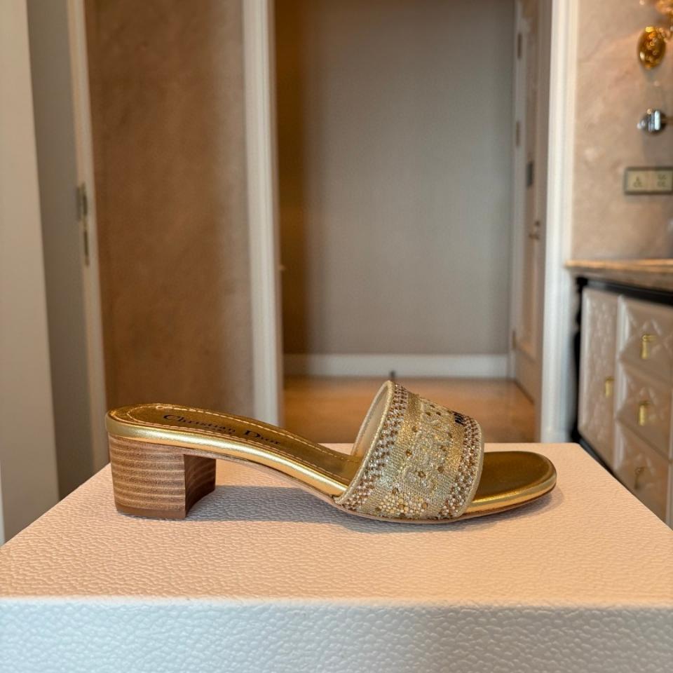 Dior Dway Heeled Slide
Gold Cotton Embroidered with Metallic Thread and gold-Tone Strass
KCQ860CHS-duoc-ban-tai-HVIP Shoes & Clothes