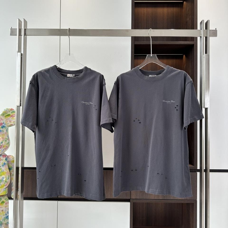 Christian Dior Couture Lily of the Valley T-Shirt, Relaxed Fit
Black Cotton Jersey
593J672B0554_C980 1-duoc-ban-tai-HVIP Shoes & Clothes