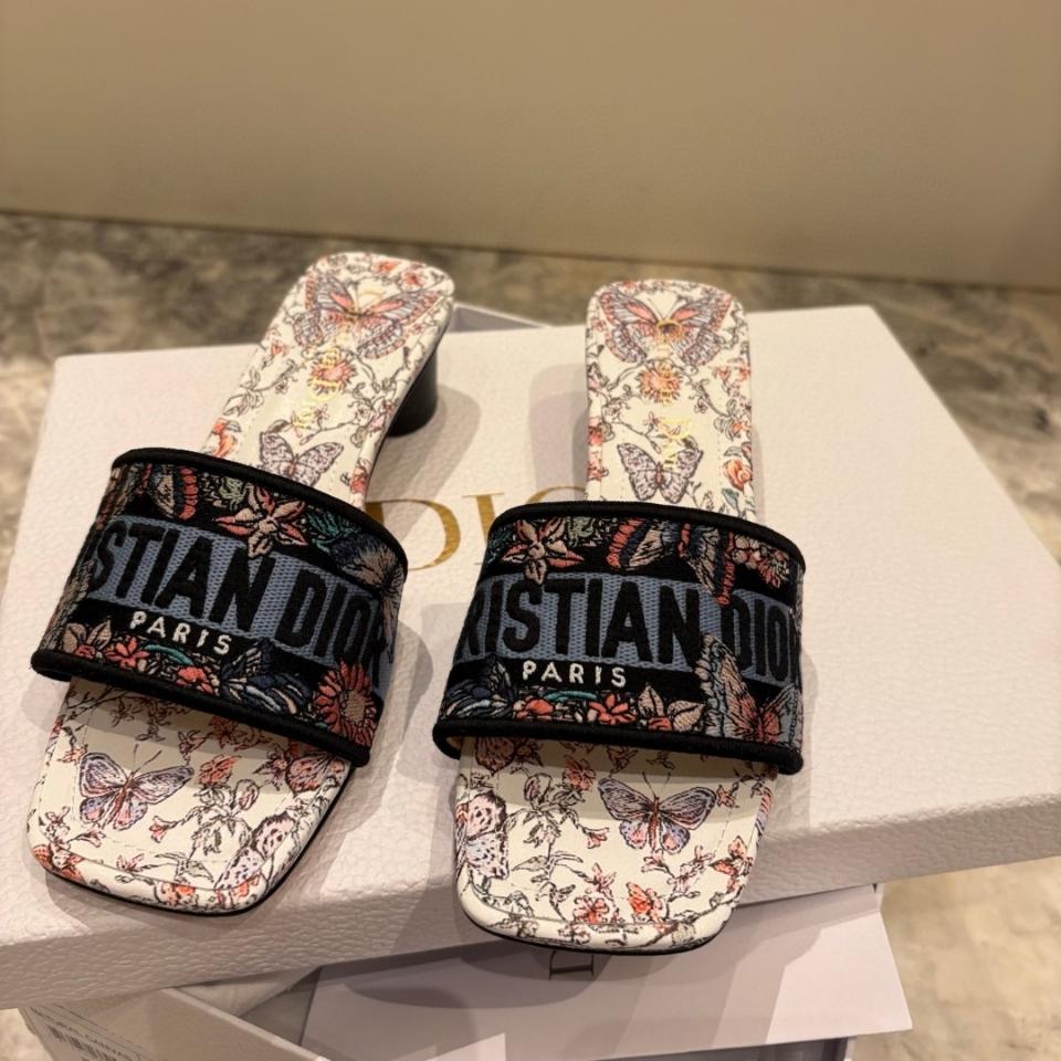 Dior Dway heels Slide 
Embroidered Cotton and White Multicolor Toile de Jouy Papillon Motif-duoc-ban-tai-HVIP Shoes & Clothes