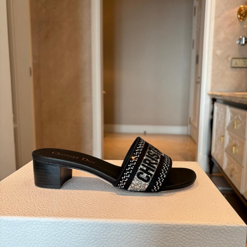 Dior Dway Heeled Slide
Black Cotton Embroidered with Metallic Thread and Silver-Tone Strass
KCQ860CHS_S900-duoc-ban-tai-HVIP Shoes & Clothes