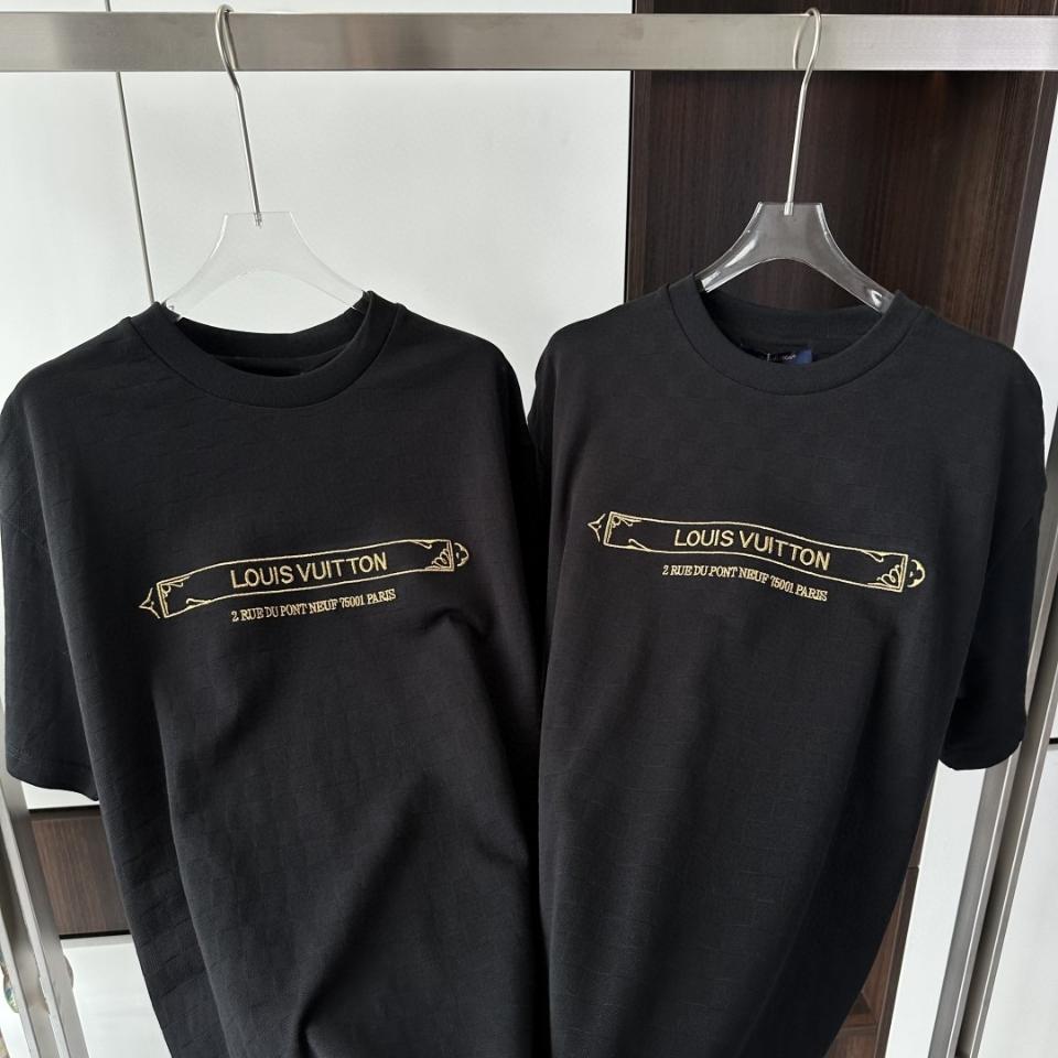 Louis Vuitton 1AHW20
Embellished Damier Pique T-Shirt-duoc-ban-tai-HVIP Shoes & Clothes