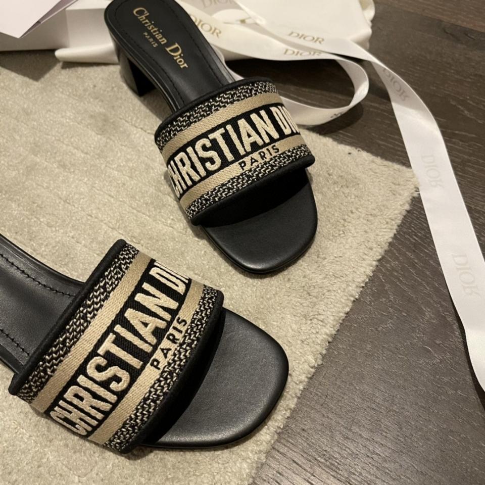 Dior Dway Heeled Slide
Deep Blue Embroidered Cotton KCQ915ERC_S56B-duoc-ban-tai-HVIP Shoes & Clothes