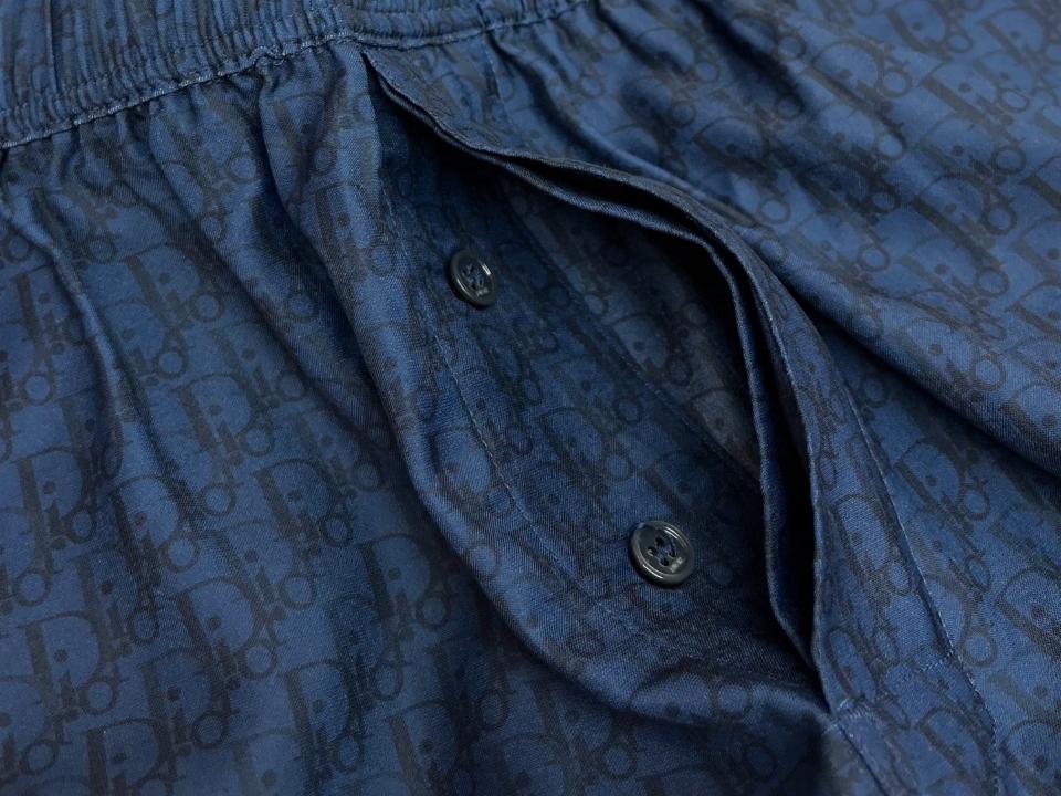 Dior Oblique Shorts
Navy Blue Silk and Cotton Jacquard
483C102A5231_C540-duoc-ban-tai-HVIP Shoes & Clothes
