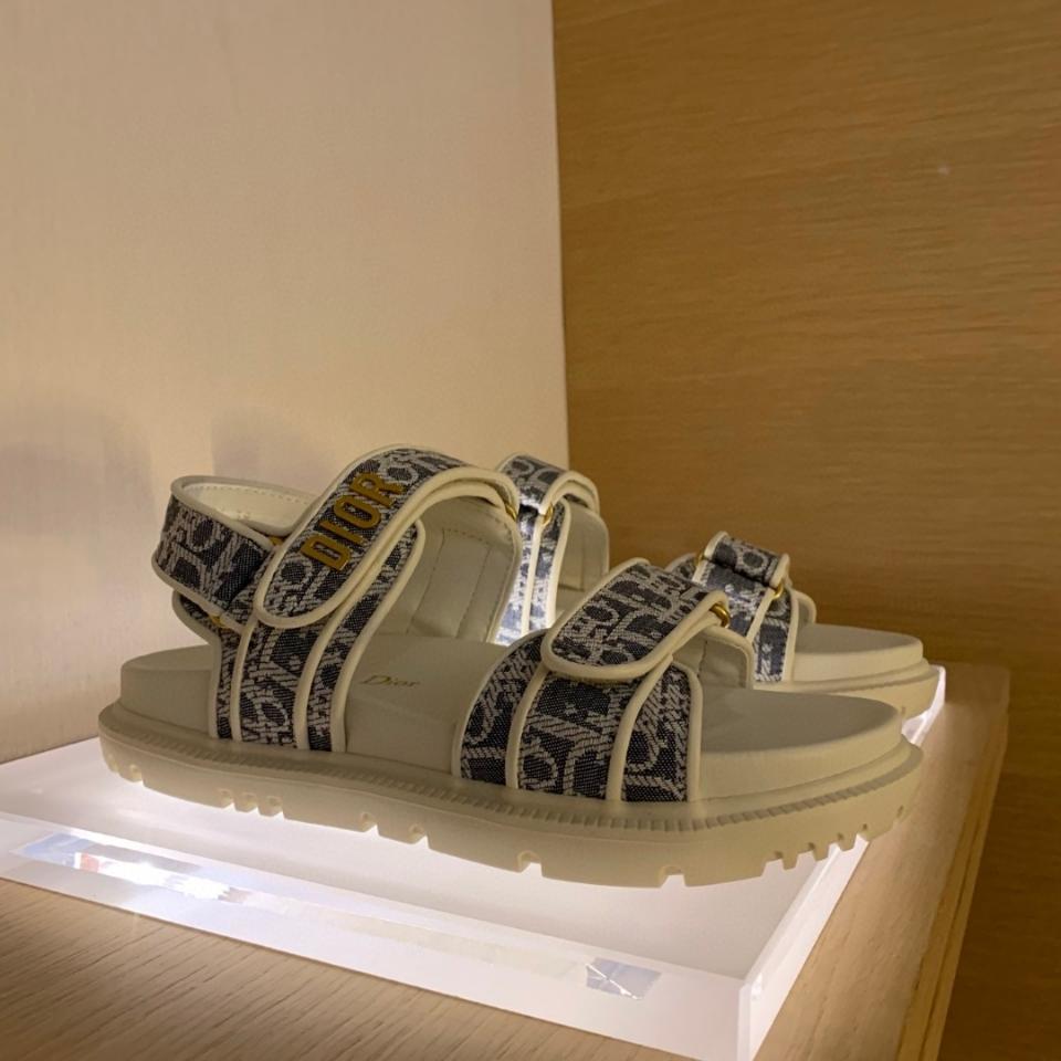 Dior Dioract Sandal
Chambray Blue Jacquard with Ecru Dior Oblique Raffia
KCO170ROJ_S28N-duoc-ban-tai-HVIP Shoes & Clothes