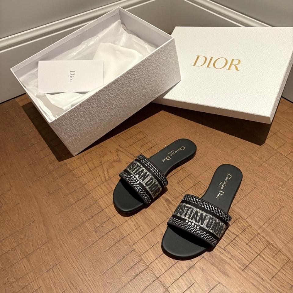 Dior Dway Slide
Black Cotton Embroidered with Metallic Thread and silver-Tone Strass KCQ209LCS -duoc-ban-tai-HVIP Shoes & Clothes