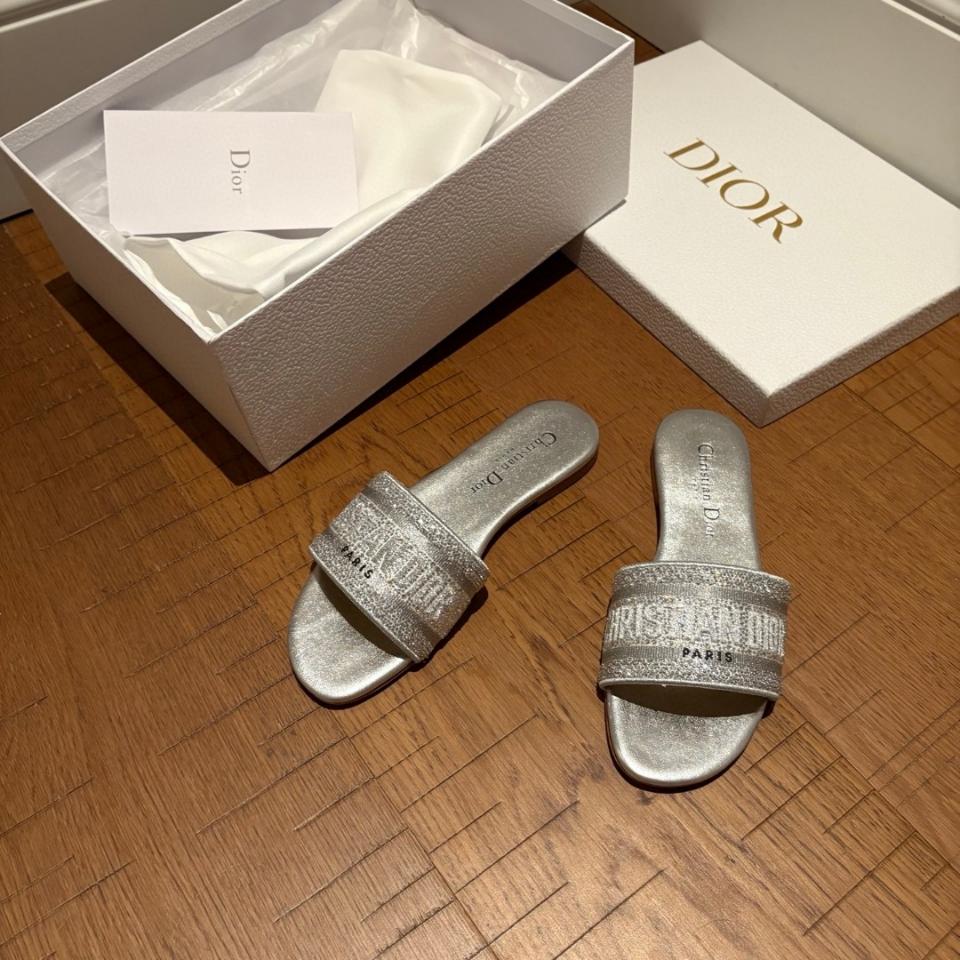 Dior Dway Slide
Cotton Embroidered with Metallic Thread and silver-Tone Strass KCQ209LCS-duoc-ban-tai-HVIP Shoes & Clothes