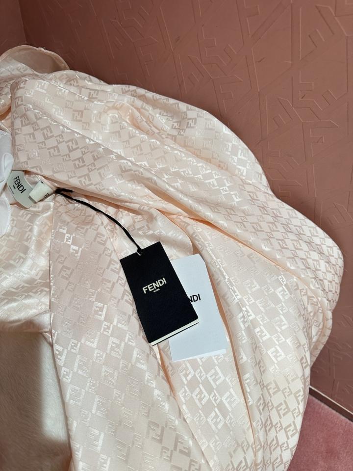 Fendi Shirt
Pink FF silk shirt FS8257AUQGF1RX0-duoc-ban-tai-HVIP Shoes & Clothes