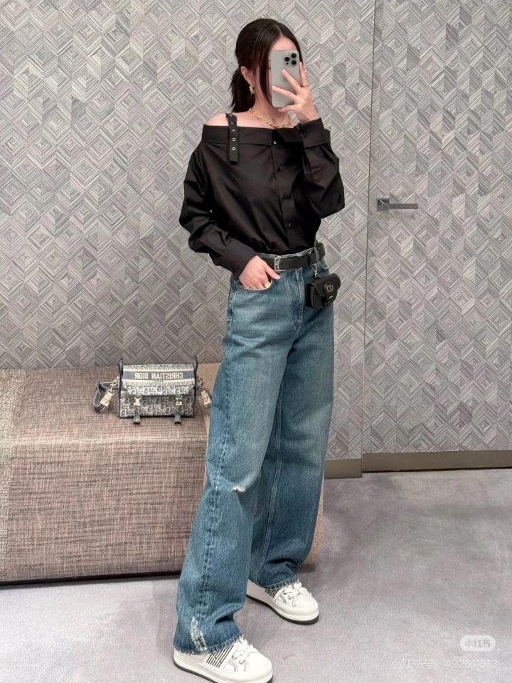 Dior Flared Jeans
Blue Stonewashed Cotton Denim
522P91A3046_X5408-duoc-ban-tai-HVIP Shoes & Clothes