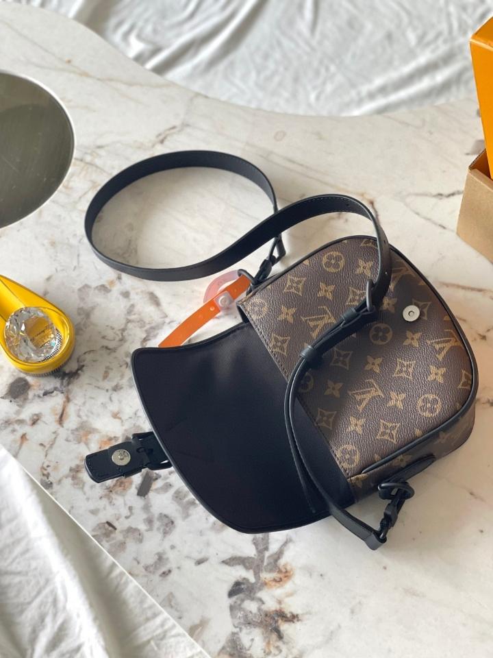 Louis Vuitton M47060 Montsouris Messenger PM​

Lv1-duoc-ban-tai-Hvip Bags & Accessories