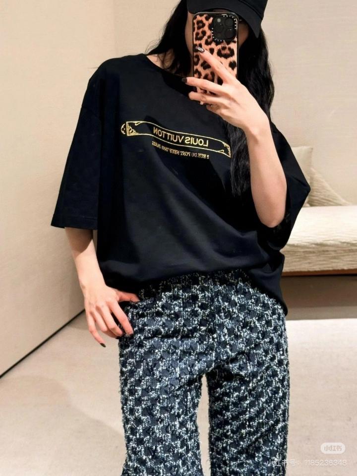 Louis Vuitton 1AHW20
Embellished Damier Pique T-Shirt-duoc-ban-tai-HVIP Shoes & Clothes