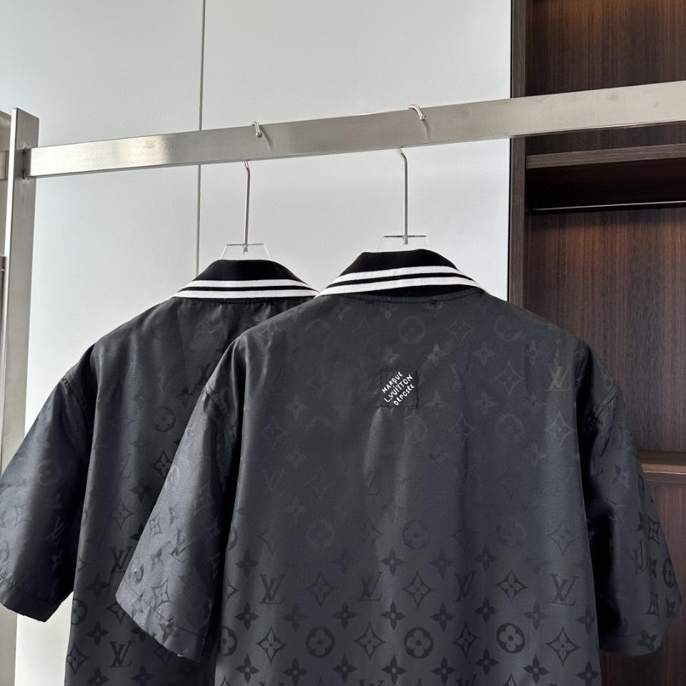 Louis Vuitton 1AGTP1
Monogram Moire Jacquard Short-Sleeved Silk Shirt .-duoc-ban-tai-HVIP Shoes & Clothes