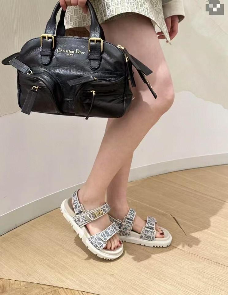 Dior Dioract Sandal
Chambray Blue Jacquard with Ecru Dior Oblique Raffia
KCO170ROJ_S28N-duoc-ban-tai-HVIP Shoes & Clothes