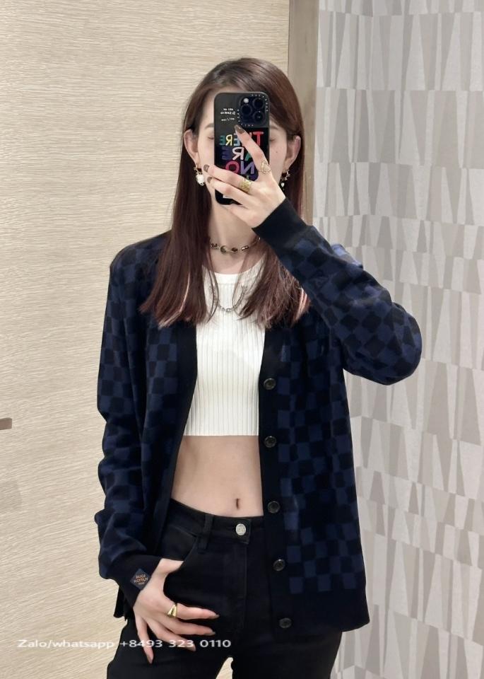 Louis Vuitton 1AFJRX

Wool Cardigan

Tur-duoc-ban-tai-Hvip Bags & Accessories
