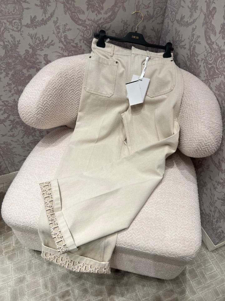 Dior Flared Jeans
Ecru Cotton Denim with Dior Oblique Interior 522P04A3050_X0200-duoc-ban-tai-HVIP Shoes & Clothes