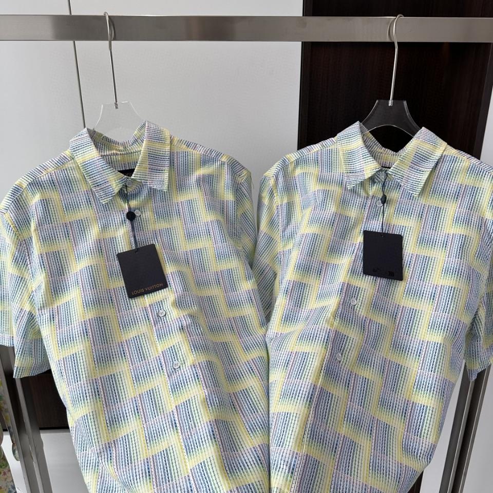 Louis Vuitton 1AGTQG
Graphic Printed Short-Sleeved Shirt vvip -duoc-ban-tai-HVIP Shoes & Clothes