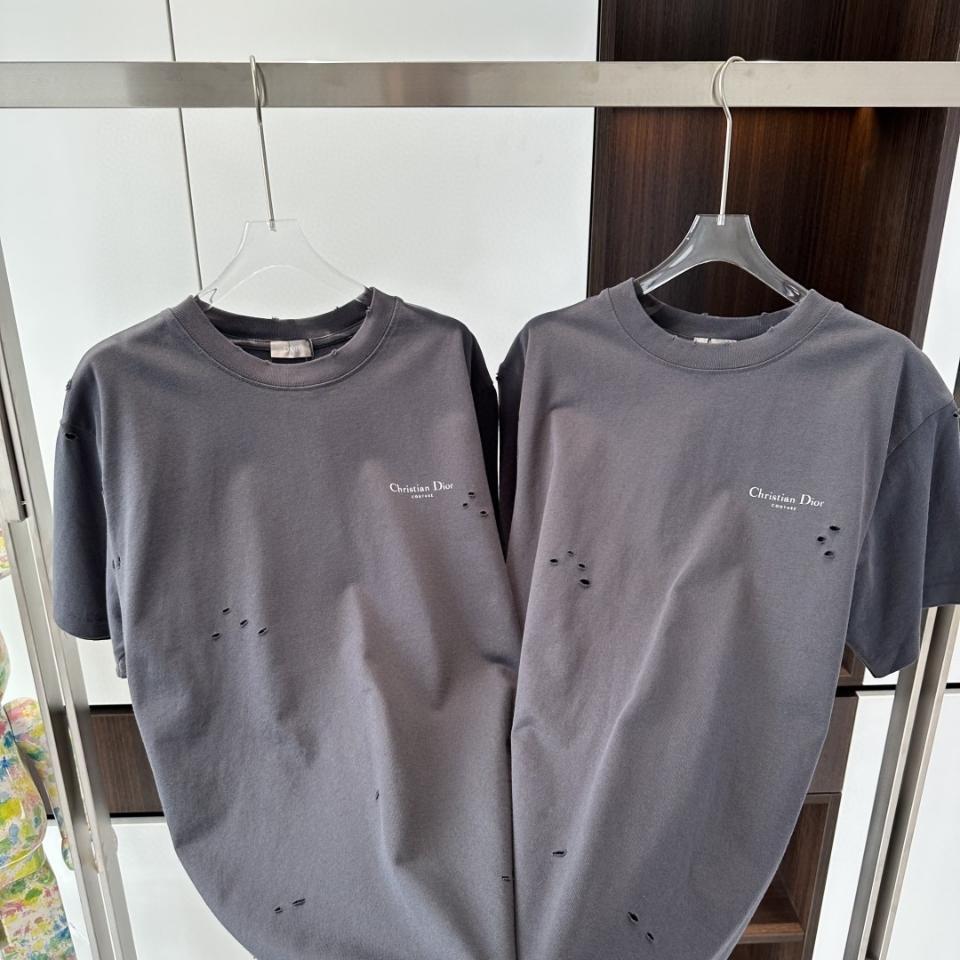 Christian Dior Couture Lily of the Valley T-Shirt, Relaxed Fit
Black Cotton Jersey
593J672B0554_C980 1-duoc-ban-tai-HVIP Shoes & Clothes