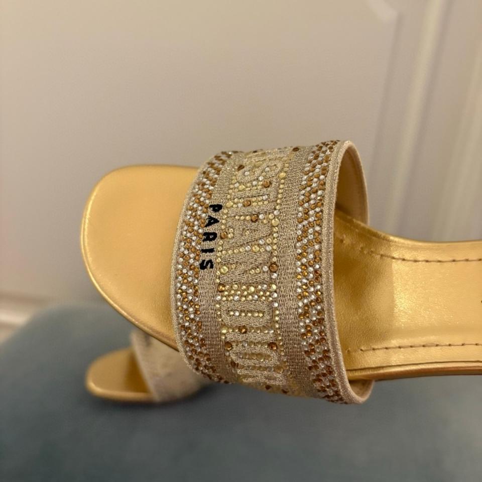 Dior Dway Heeled Slide
Gold Cotton Embroidered with Metallic Thread and gold-Tone Strass
KCQ860CHS-duoc-ban-tai-HVIP Shoes & Clothes