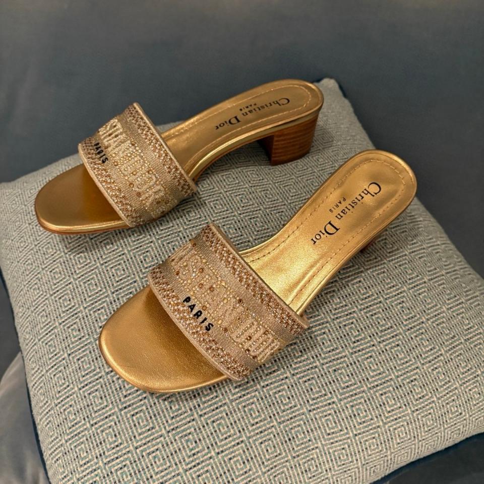 Dior Dway Heeled Slide
Gold Cotton Embroidered with Metallic Thread and gold-Tone Strass
KCQ860CHS-duoc-ban-tai-HVIP Shoes & Clothes