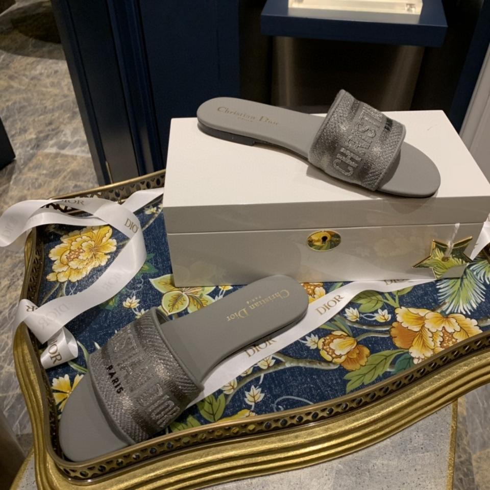 Dior Dway Slide
Green Embroidered Cotton KCQ166ERC-duoc-ban-tai-HVIP Shoes & Clothes