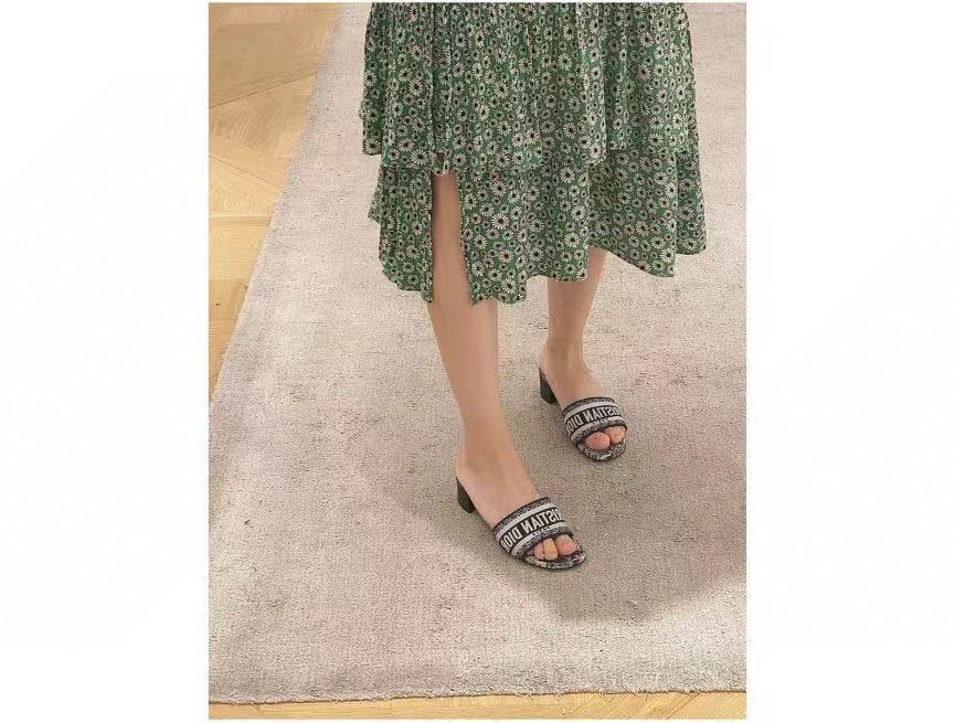 Dior Dway Heeled Slide
Blue Embroidered Cotton and Toile de Jouy Sauvage Motif
KCQ902TJE -duoc-ban-tai-HVIP Shoes & Clothes