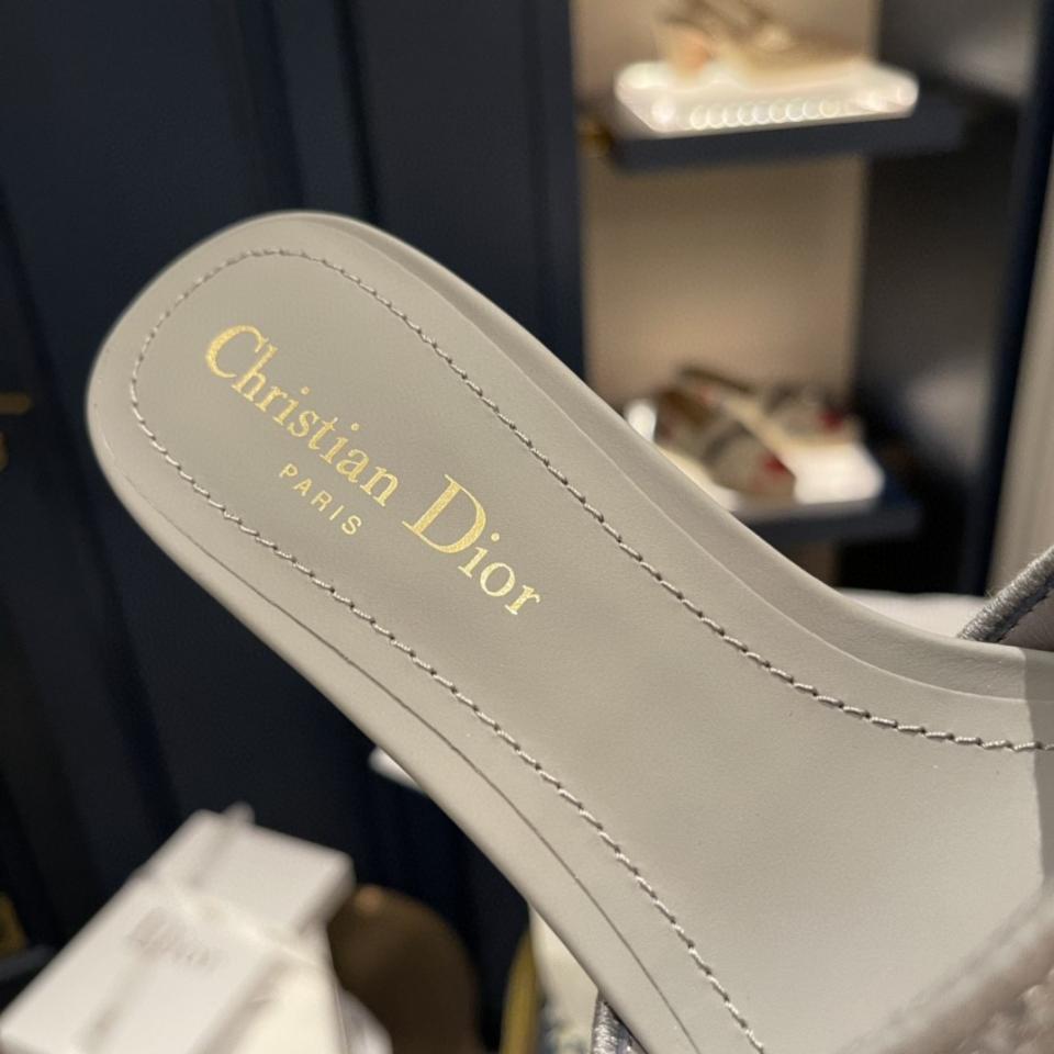 Dior Dway Heeled Slide
Gray Embroidered Cotton KCQ915ERC_S56B -duoc-ban-tai-HVIP Shoes & Clothes