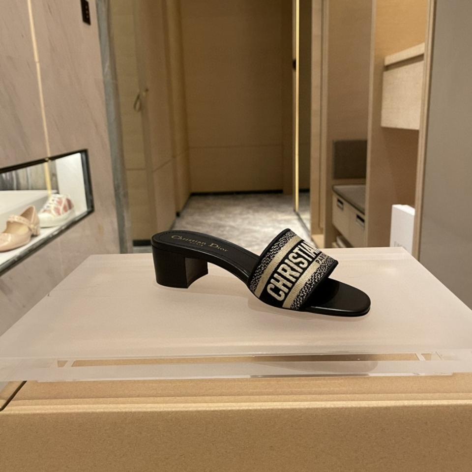 Dior Dway Heeled Slide
Deep Blue Embroidered Cotton KCQ915ERC_S56B-duoc-ban-tai-HVIP Shoes & Clothes