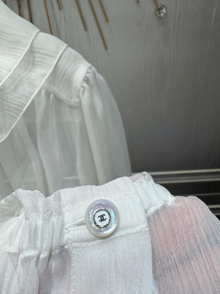 Chanel Blouse
 
Silk Muslin 
White
P79102-V64197-00100-duoc-ban-tai-HVIP Shoes & Clothes