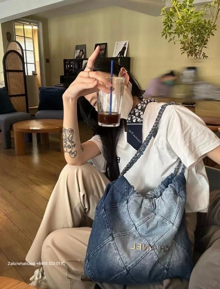 CHANEL 22 Small HANDBAG
Denim blue & dark-Tone Metal
Blue C2  -duoc-ban-tai-Hvip Bags & Accessories