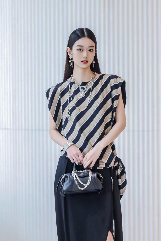 Louis Vuitton 1AHHKF
Fashion Show
Asymmetrical Striped Top-duoc-ban-tai-HVIP Shoes & Clothes