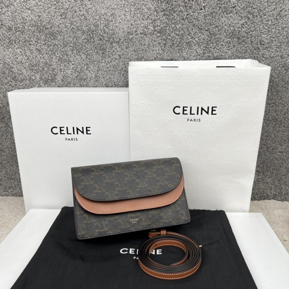 CELINE WALLET ON STRAP IN TRIOMPHE CANVAS AND SMOOTH LAMBSKIN
TAN 10D852CG9.04LU-duoc-ban-tai-Hvip Bags & Accessories