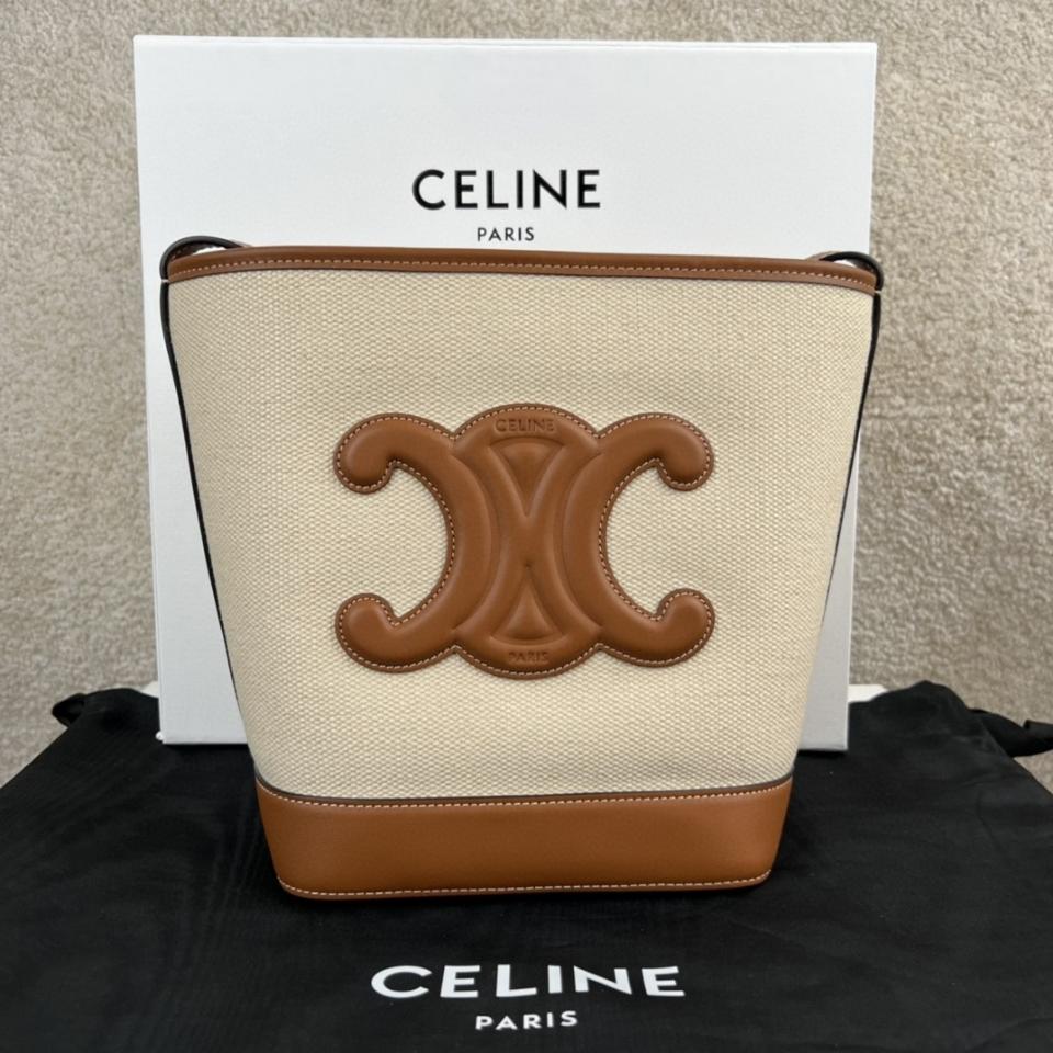 CELINE Mini BUCKET CUIR TRIOMPHE IN TEXTILE AND CALFSKIN
NATURAL / TAN 113782EFL-duoc-ban-tai-Hvip Bags & Accessories