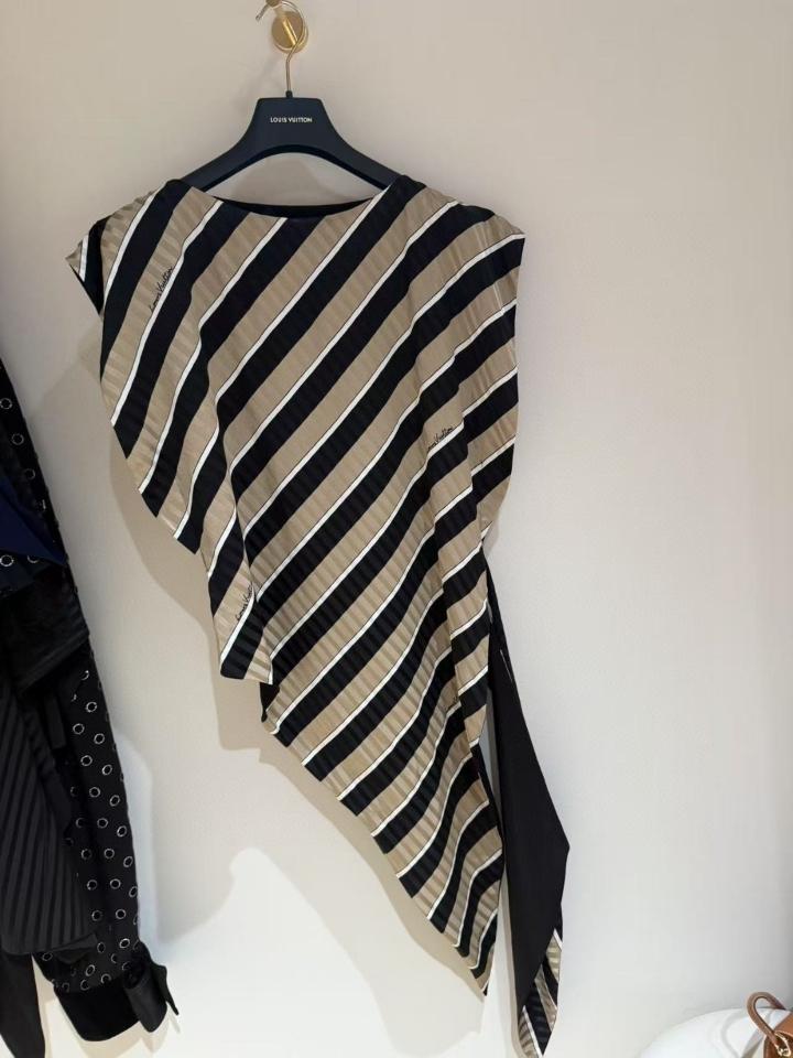 Louis Vuitton 1AHHKF
Fashion Show
Asymmetrical Striped Top-duoc-ban-tai-HVIP Shoes & Clothes