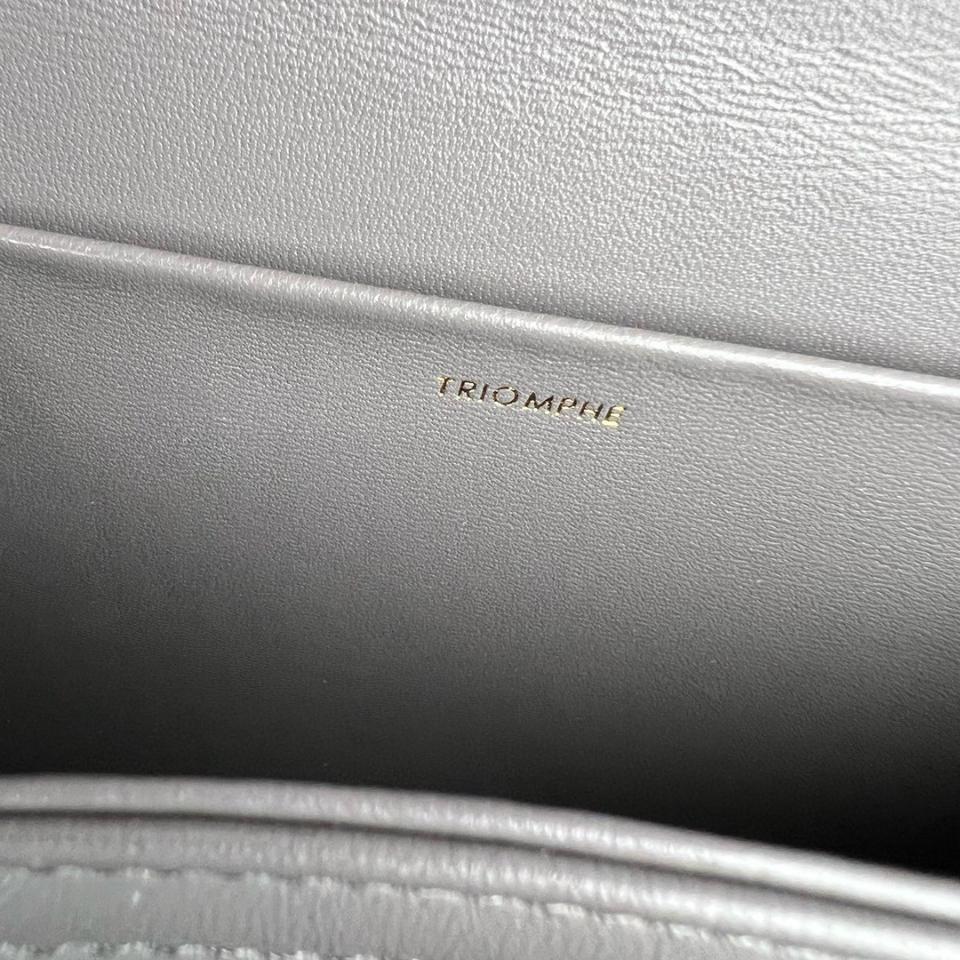 CELINE CLASSIQUE TRIOMPHE BAG IN SHINY CALFSKIN
ZINC 187363BF4.08ZC-duoc-ban-tai-Hvip Bags & Accessories